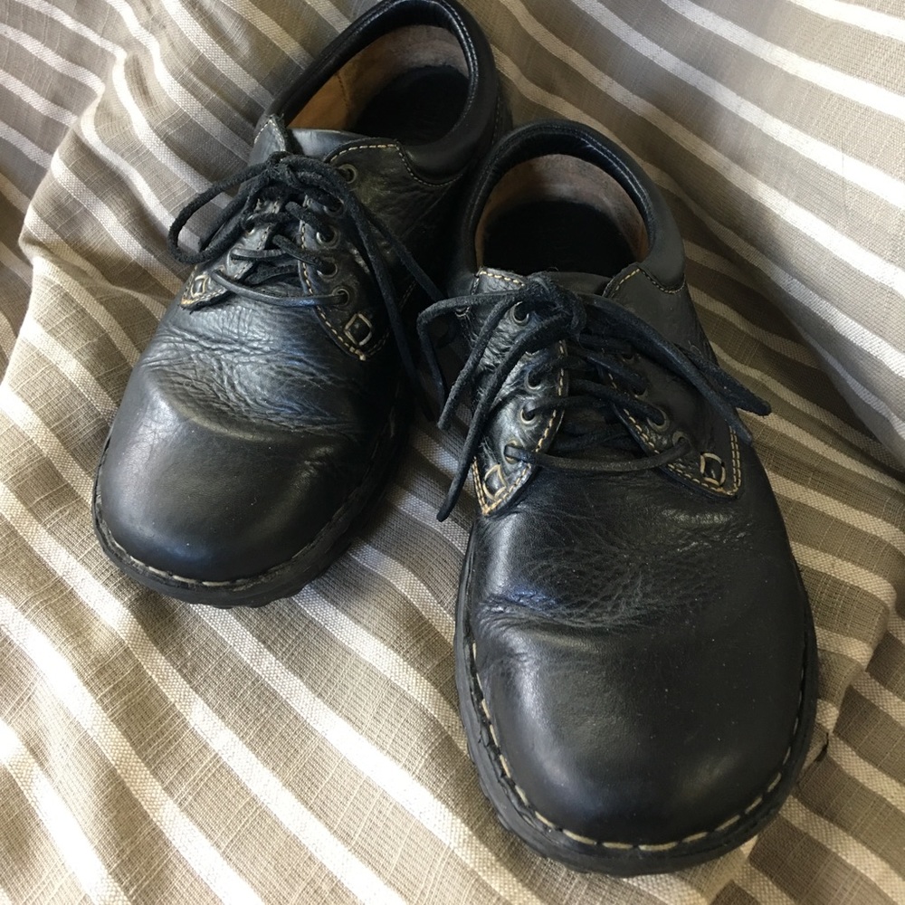 Women’s oxford shoes.